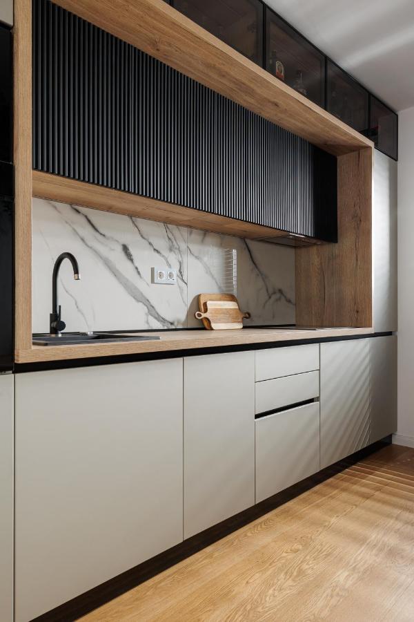 Pure Living Apartment W. Private Parking ブラショフ エクステリア 写真
